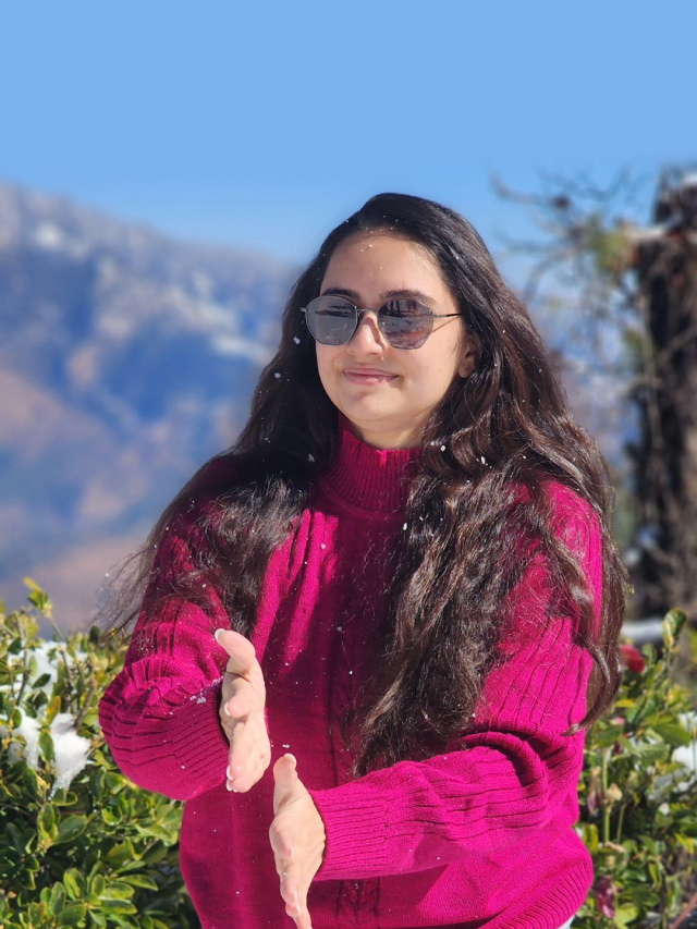 Shimla Diaries श्रुती मराठेचं बर्फात फोटोशूट