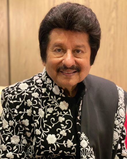 पंकज उधास यांनी चित्रपट आणि कार्यक्रमांमध्ये गाण्याबरोबरच त्यांनी यूट्यूबच्या माध्यमातूनही कमाई केली.