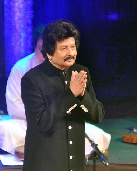 पंकज उधास यांना पहिल्या गाण्यासाठी केवळ ५१ रुपये मानधन मिळाले होते.