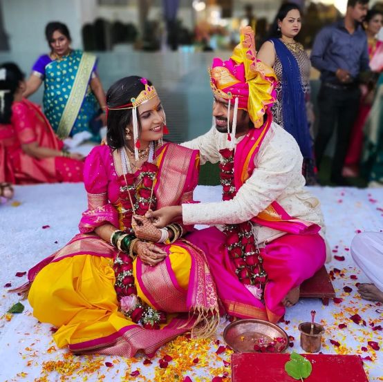 क्षितिजाच्या गळ्यात तीन मंगळसूत्र दिसत आहेत; जे पारंपरिक व आधुनिक अशा दोन्ही पद्धतीत आहेत.