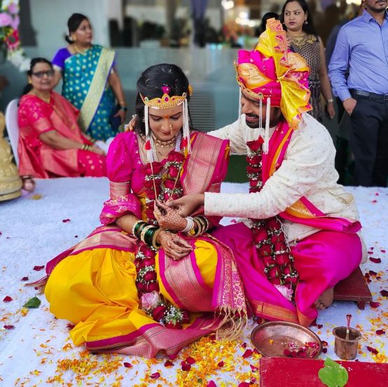 क्षितिजाच्या गळ्यातील एका छोट्या मंगळसूत्राने सगळ्यांचं लक्ष वेधून घेतलं आहे. या मंगळसूत्रात इन्फिनिटी (Infinity)चे चिन्ह दिसत आहे.