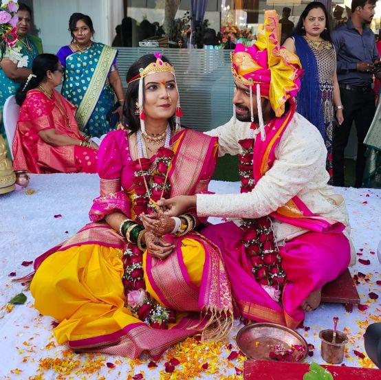 दोन छोटी मंगळसूत्र आणि एक मोठ मंगळसूत्र प्रथमेशच्या बायकोच्या गळ्यात पाहायला मिळत आहे.