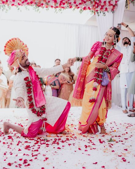 लग्नासाठी प्रथमेश-क्षितिजाने खास पारंपरिक लूक केला होता. अभिनेत्याने गुलाबी रंगाचं धोतर नेसून त्यावर पांढऱ्या रंगाचा कुर्ता घातला होता. ज्यावर त्याने गुलाबी व पिवळ्याचा रंगाचा फेटा बांधला होता.