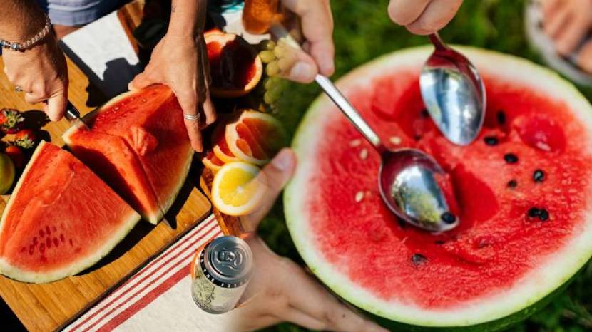 Spot These Signs On Watermelon To Know If It Is Sweet Without Tasting or Cutting Find Out Sweet Water Melon Jugad To Save Money