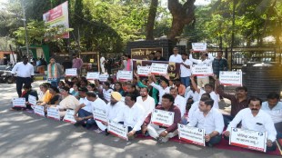 Sharad Pawar group protest