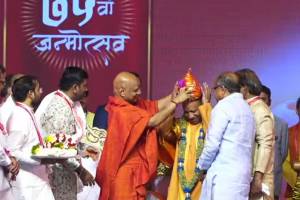 Alandi, uttar pradesh, chief minister, Yogi Adityanath, felicitated, Chhatrapati Shivaji Maharaj, jiretop