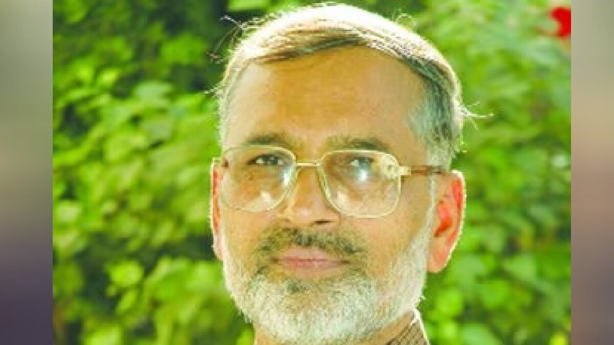 A government lawyer who accepted a bribe of 1 lakh from Baba Bhand was sentenced to four years