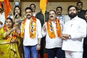 mumbai shivsena corporator marathi news, one more uddhav thackeray corporator joins eknath shinde