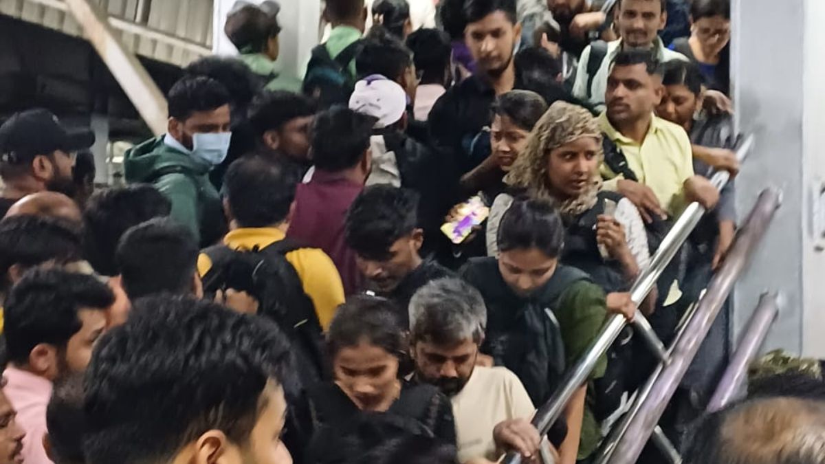 Overcrowding on footbridges at Thane station