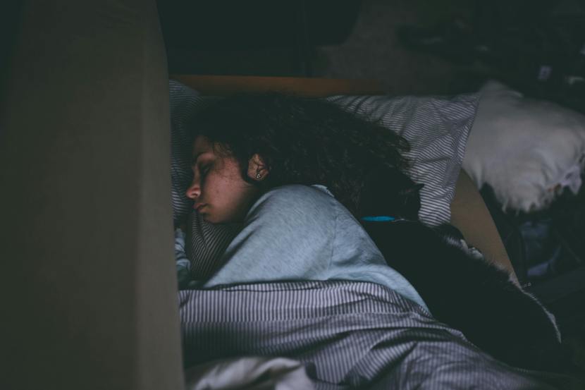 do-not-sleep-with-dim-light-at night