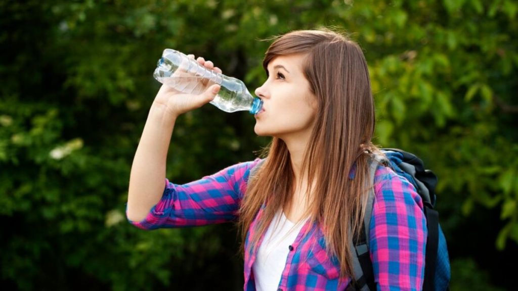 drinking from plastic bottle health issues