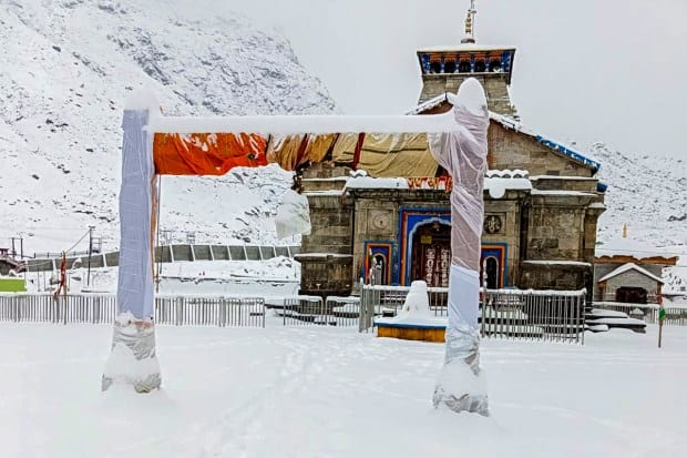 बर्फाने झाकलेला केदारनाथ मंदिराचा सुंदर परिसर (पीटीआय फोटो)