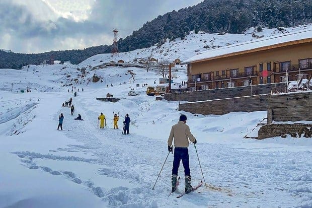 उत्तराखंडच्या चमोली जिल्ह्यातील औली येथे बर्फवृष्टीनंतर पर्यटक बर्फावर स्की करताना दिसत आहेत (पीटीआय फोटो)