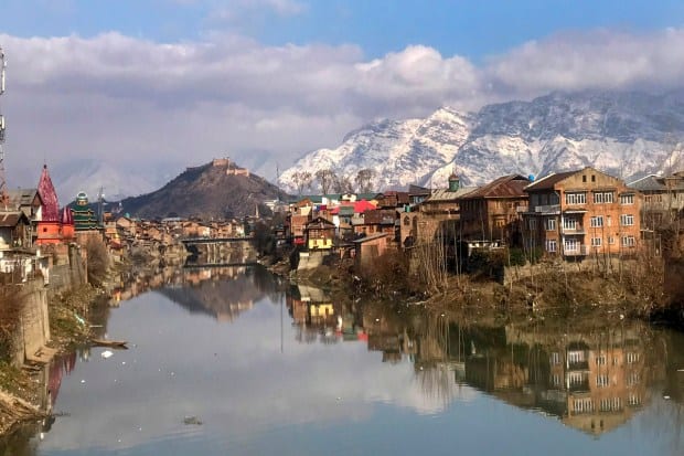 श्रीनगरमधील बर्फवृष्टीनंतर झेलम नदी आणि त्यामागे दिसणाऱ्या बर्फाच्छादित झाबरवान पर्वतरंगांचे नयनरम्य दृश्य पाहा. (पीटीआय फोटो)