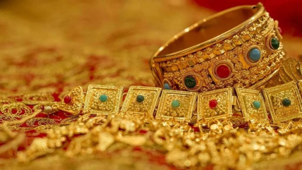 Gold jewellery and cash worth about 11 lakh 81 thousand rupees of Saraf were stolen from the train