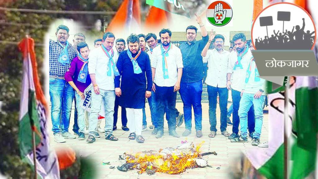 lokjagar youth congress burn savarkar effigy