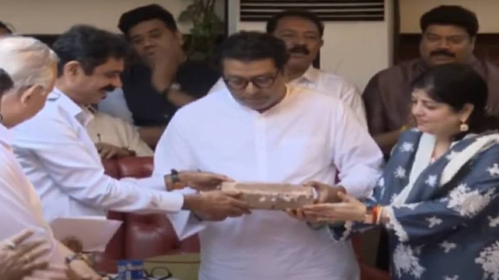 mns chief raj thackeray babari brick