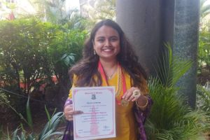 Singer Mugdha Vaishampayan awarded gold medal by Mumbai University