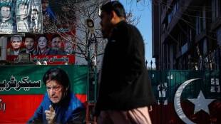 imran khan party back independent candidates lead in pakistan elections