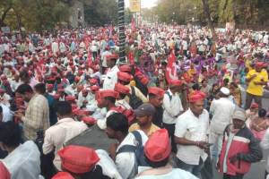 farmers agitation causes massive traffic jam in nashik city