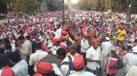 farmers agitation causes massive traffic jam in nashik city