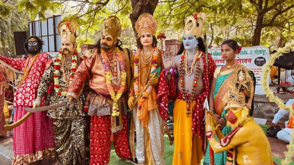 folk artists present ramayana scenes to draw the government attention for their pending issues