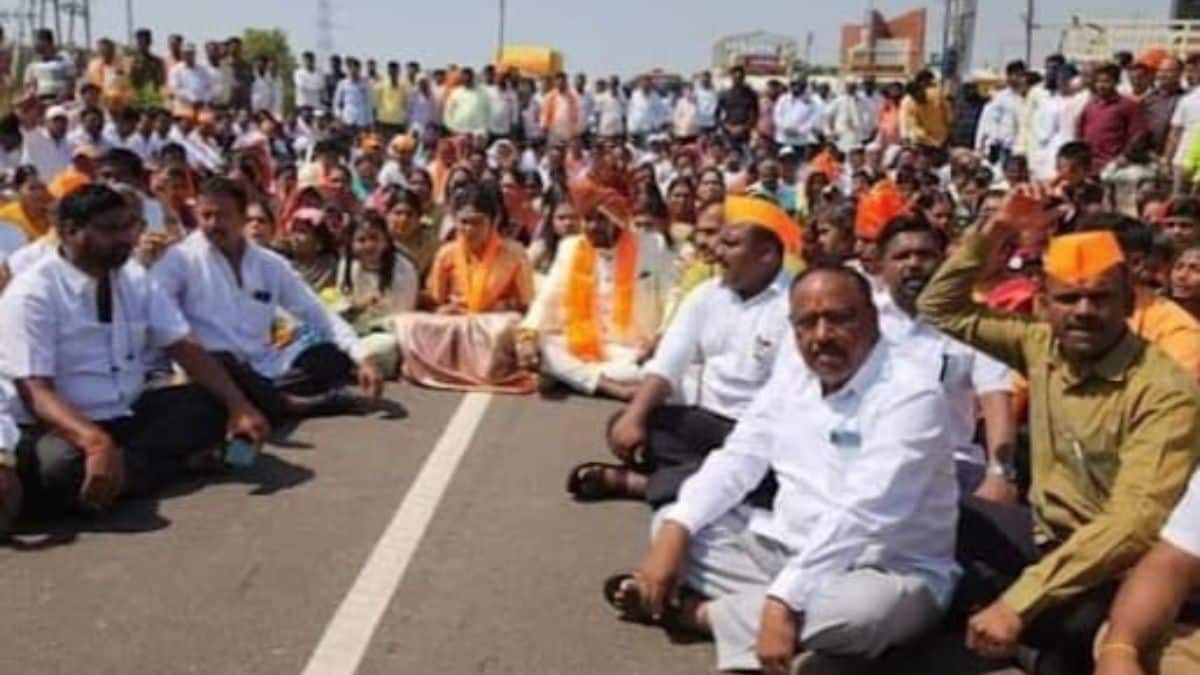 groom and bride joined the Rasta Roko protest for Maratha reservation
