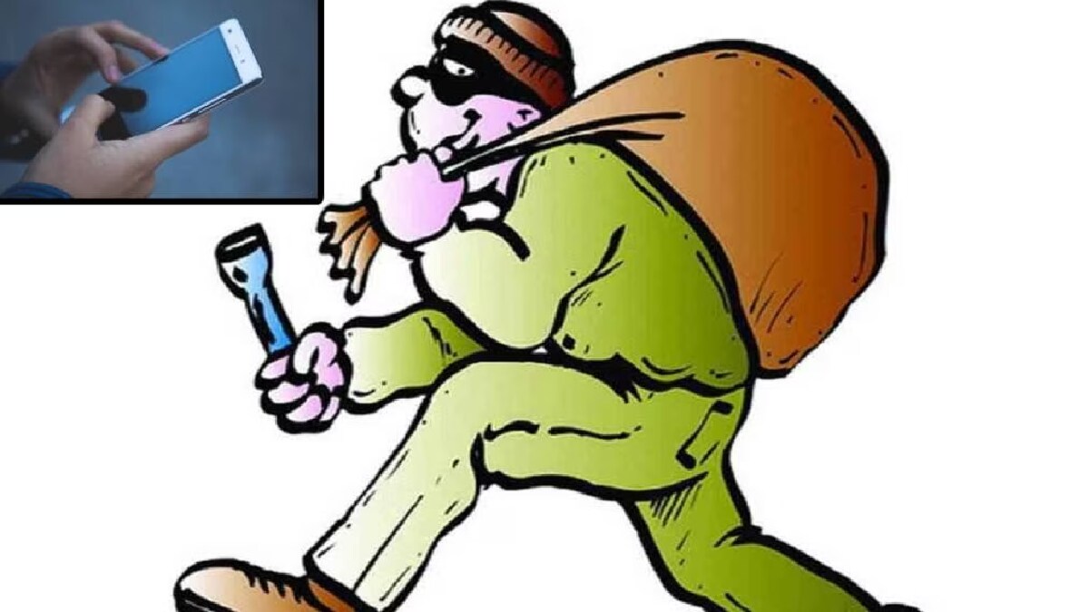 pune, Former cricketer, Kedar Bhave, mobile stolen, thieves, two wheeler,