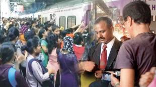 central railway collected 100 crore fine from ticketless passengers in one year