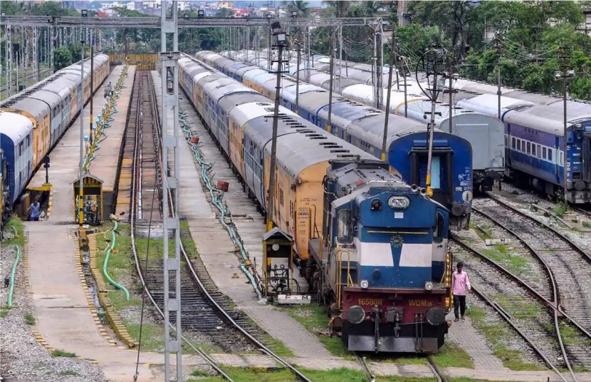 भारतीय रेल्वे हे आशियातील सर्वात मोठे आणि जगातील चौथ्या क्रमांकाचे रेल्वे नेटवर्क आहे.