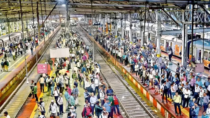 रेल्वेस्थानकांवरील लांबच्या गर्दीपासून दिलासा देण्यासाठी रेल्वेने डिजिटल इंडियाच्या दिशेने पाऊल टाकले आहे. (फोटो सौजन्य : indian express)