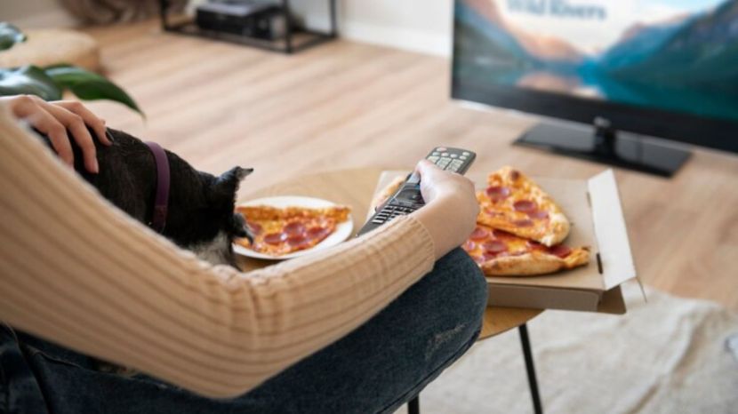  watching tv while eating