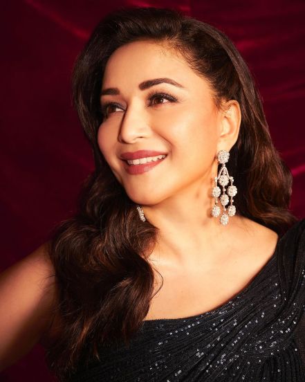 Know-the-price-of-Madhuri-Dixit-stylish-clothes