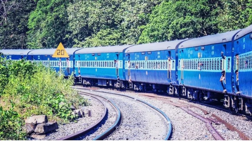 भारतीय रेल्वे हे जगातील चौथ्या क्रमांकाचे आणि आशियातील दुसरे सर्वात मोठे रेल्वे नेटवर्क आहे.