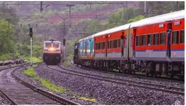 आता भारतीय रेल्वेनेही डिजिटल तंत्रज्ञानाचा वापर करत फुकट्या प्रवाशांकडून दंड आकारण्याची पद्धत सुरु केली आहे.