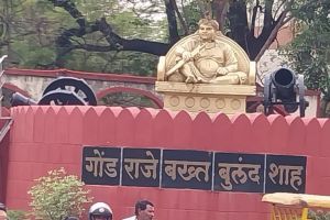 statue of Gond raje Bakt Buland Shah the founder of Nagpur city is Neglected by government
