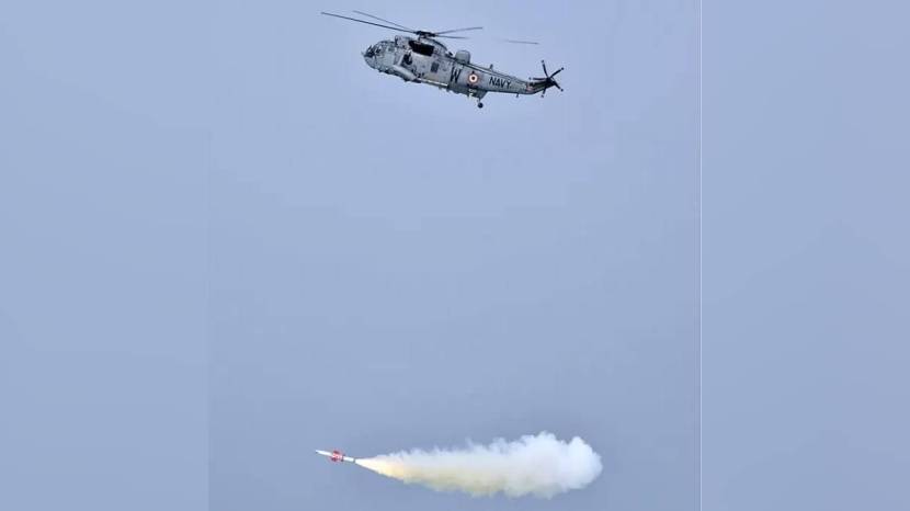 SEAKING 42 (B/C) आणि UH 3H ही हेलिकॉप्टर नौदलाचे मुख्य अंग आहेत. यांच्याशिवाय नौदलाच्या ताकदीचे वर्तुळ पुर्ण होऊ शकत नाही