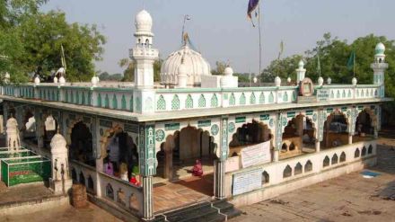 Arbitrariness of attendants at Hydra Dargah lock of the closed office was broken
