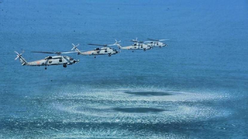 आता नौदलाच्या हेलिकॉप्टर ताफ्यात अमेरिकेचे तंत्रज्ञान असलेल्या Sikorsky कंपनीचे MH 60R Seahawk हे हेलिकॉप्टर दाखल होत आहे