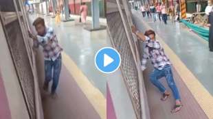 man perform shocking stunt on mumbai railway station people will shocked