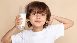 लहान बाळांसाठी कोणत्या वयात कोणते दूध चांगले? जाणून घ्या