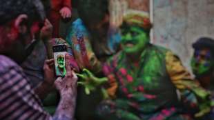 holi rangapanchami 2024 mobile got wet while playing holi dont worry repair your phone at home follow these easy trick