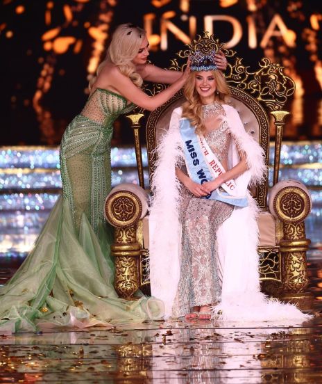 चेक रिपब्लिकची क्रिस्टिना पिस्कोव्हा हिने ‘मिस वर्ल्ड २०२४’चा खिताब पटकावला (Miss world 2024 Krystyna Pyszkova). तर भारताचं प्रतिनिधित्व करणारी सिनी शेट्टी ही टॉप-८ पर्यंत पोहोचू शकली. त्यानंतर टॉप-४च्या शर्यतीतून बाहेर झाली. (फोटो सौजन्य - मिस वर्ल्ड इन्स्टाग्राम)