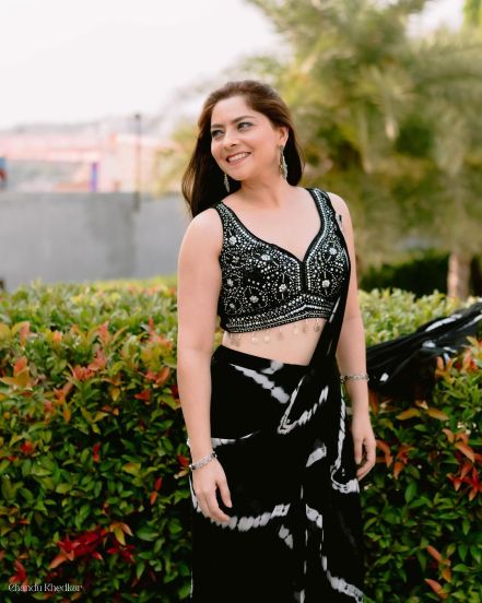 Sonalee Kulkarni Black Saree Look