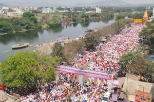 Crowd of devotees on the occasion of Tukaram Beej sohala in Dehu