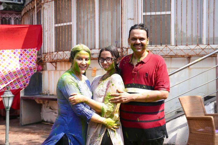 devendra and amruta fadnavis shares glimpse of their family holi celebration