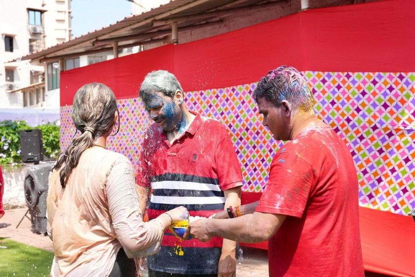 devendra and amruta fadnavis shares glimpse of their family holi celebration