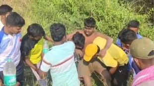 kolhapur, aditya bundgar, youth stuck in mud, mud of riverbed