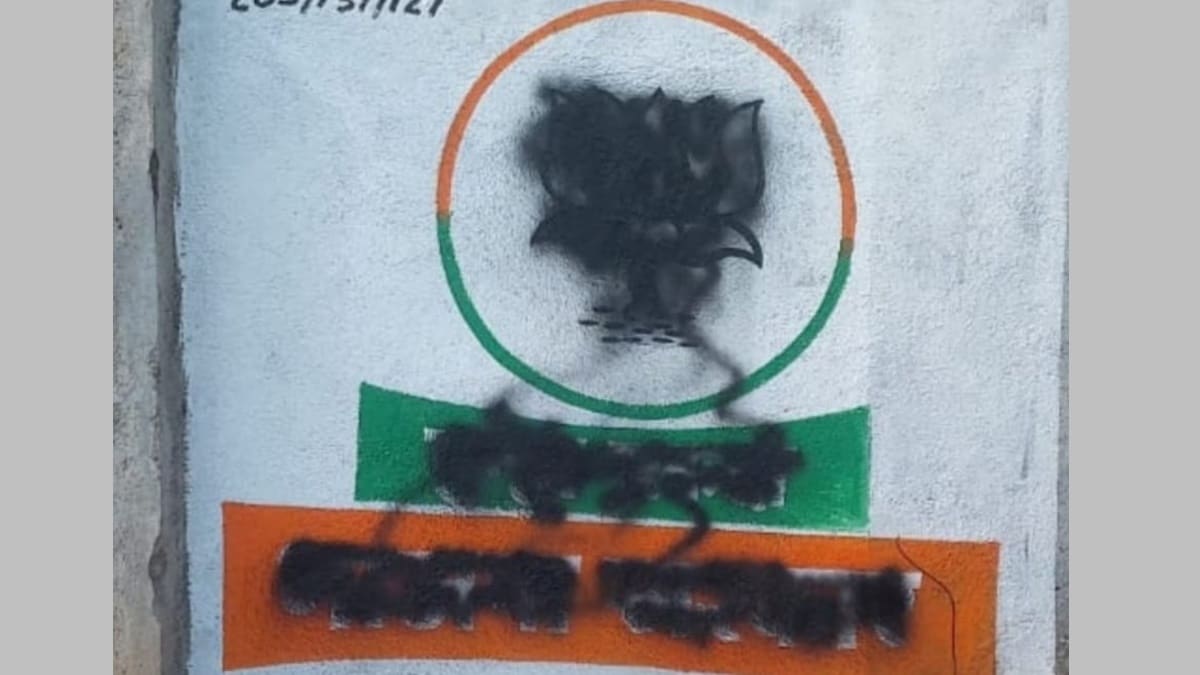 pimpri chinchwad marathi news, bjp advertisement vandalised marathi news, abki baar 400 paar bjp ad vandalised marathi news