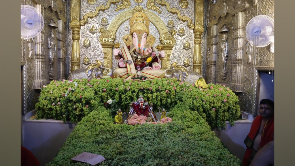 Pune, Dagdusheth Halwai Ganapati Temple, Holipurnima, Grapes, decoration, 2 thousand kg, Gabhara, sabha mandap,